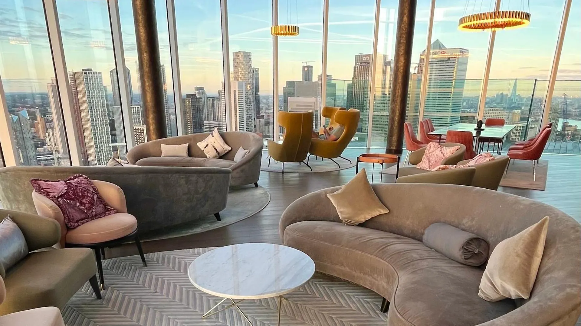 Luxury City Apartment In Canary Wharf City Centre With Private Balcony, And 360 Skyline City View London