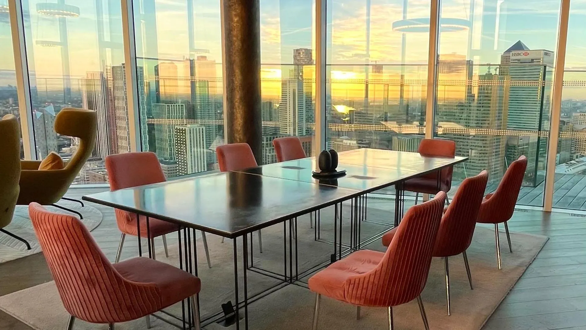 Luxury City Apartment In Canary Wharf City Centre With Private Balcony, And 360 Skyline City View London United Kingdom