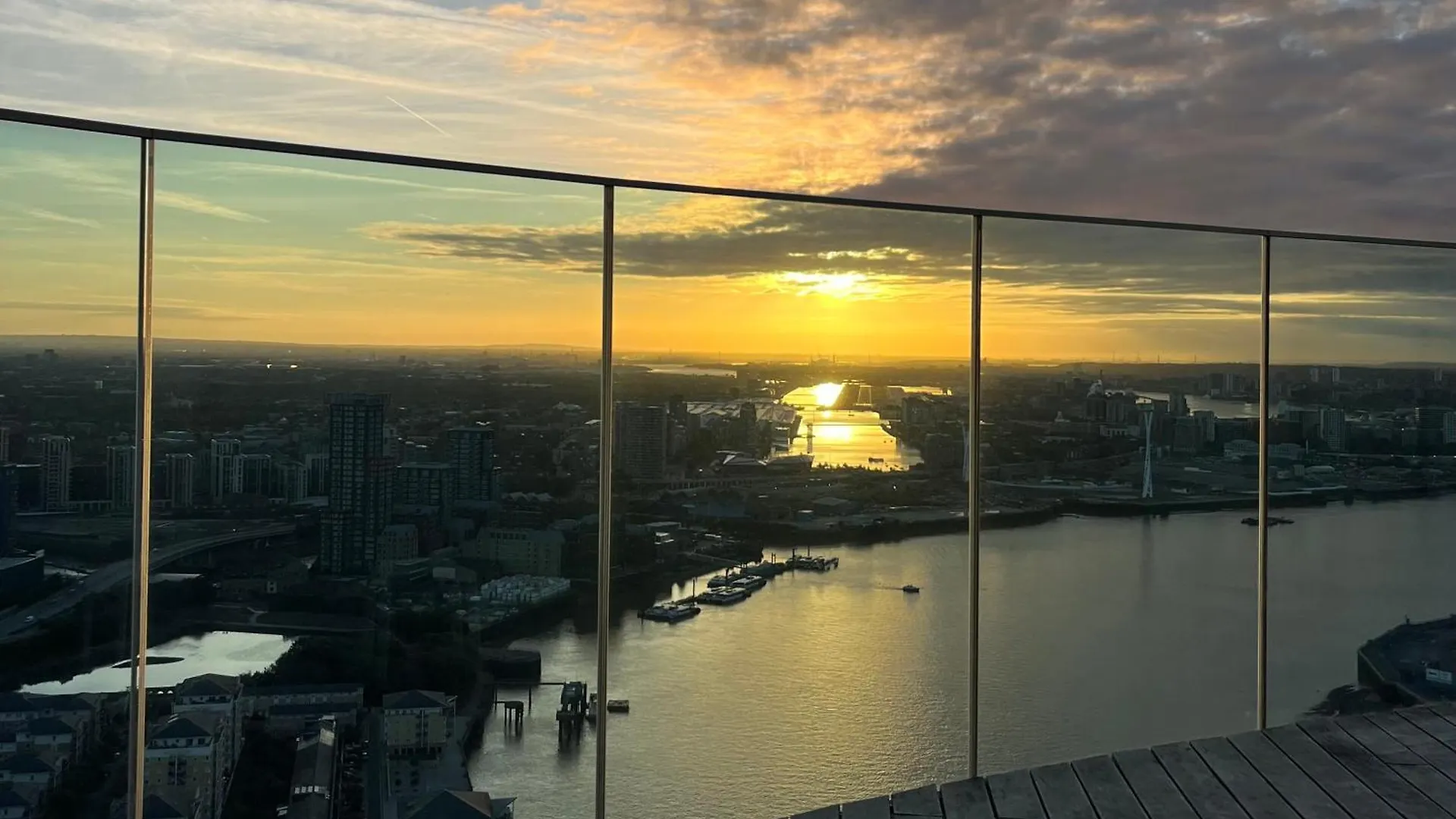 Luxury City Apartment In Canary Wharf City Centre With Private Balcony, And 360 Skyline City View London