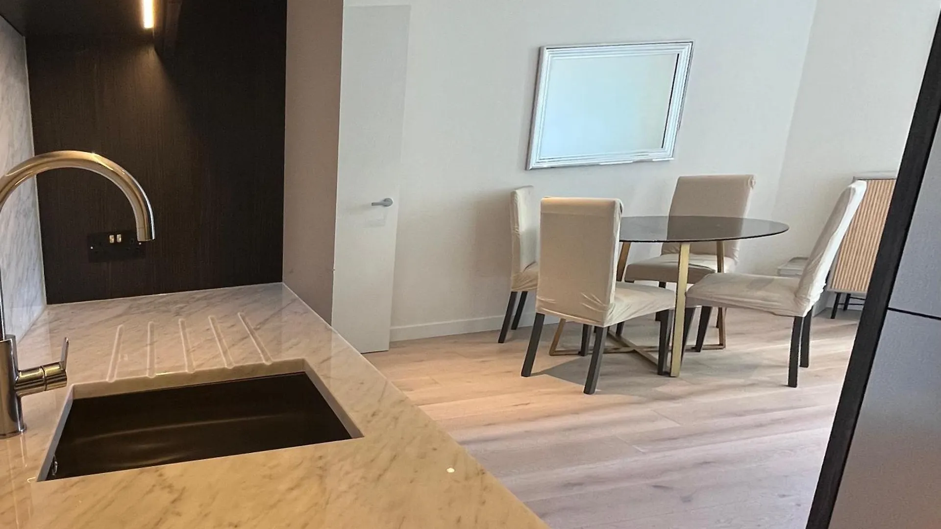Luxury City Apartment In Canary Wharf City Centre With Private Balcony, And 360 Skyline City View London