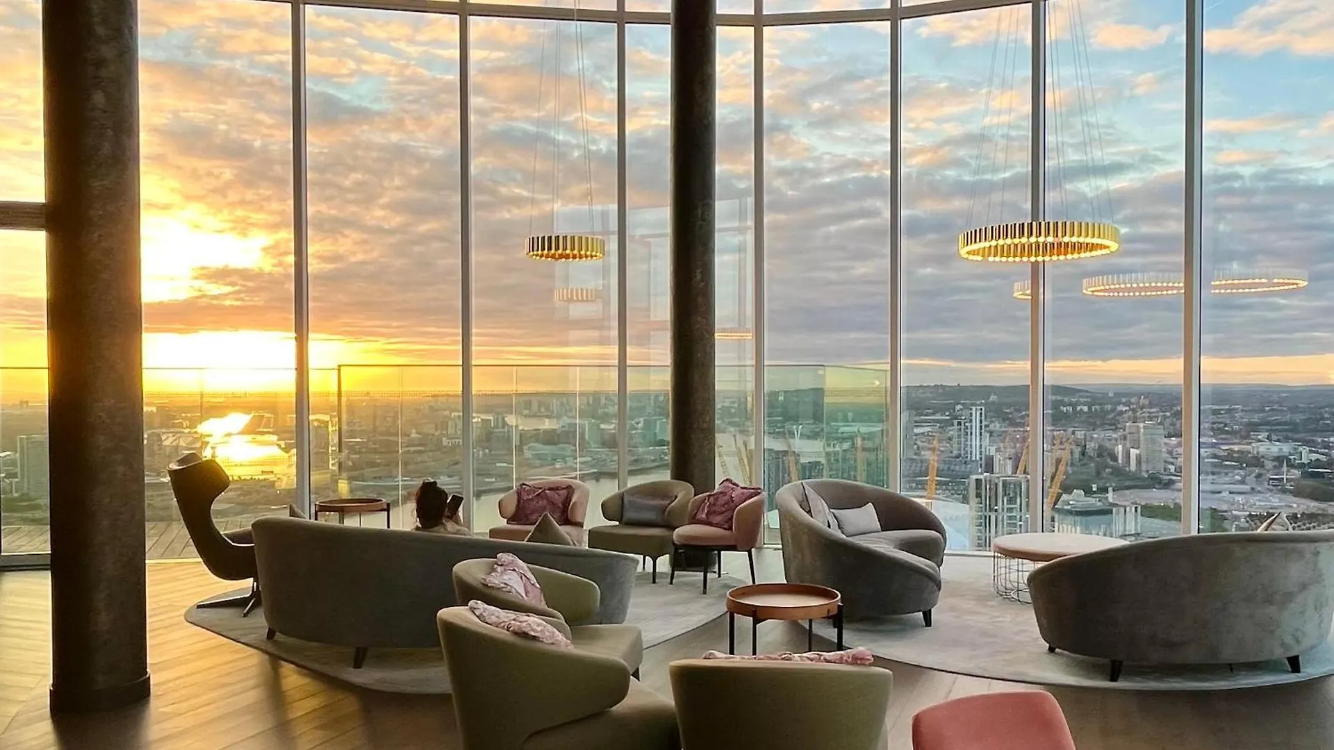 Luxury City Apartment In Canary Wharf City Centre With Private Balcony, And 360 Skyline City View London