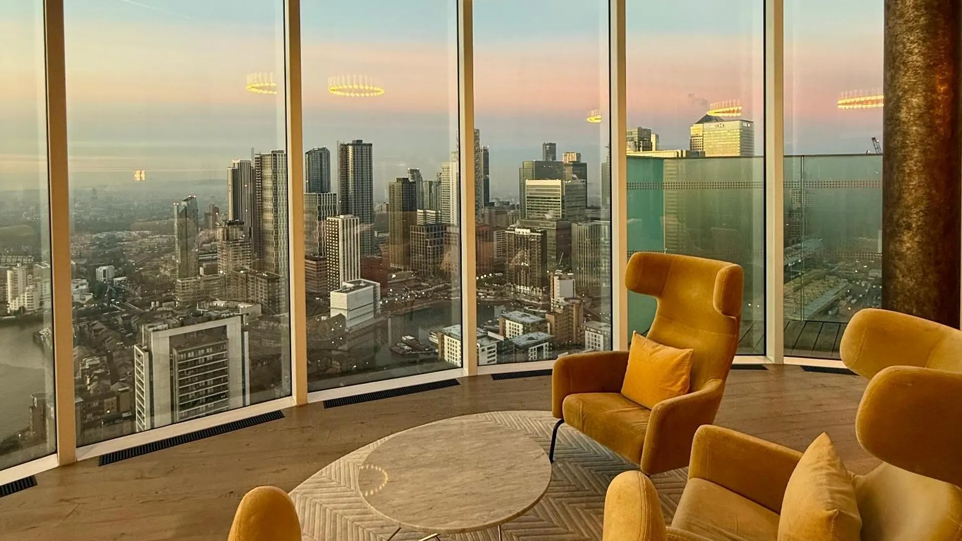 Luxury City Apartment In Canary Wharf City Centre With Private Balcony, And 360 Skyline City View London