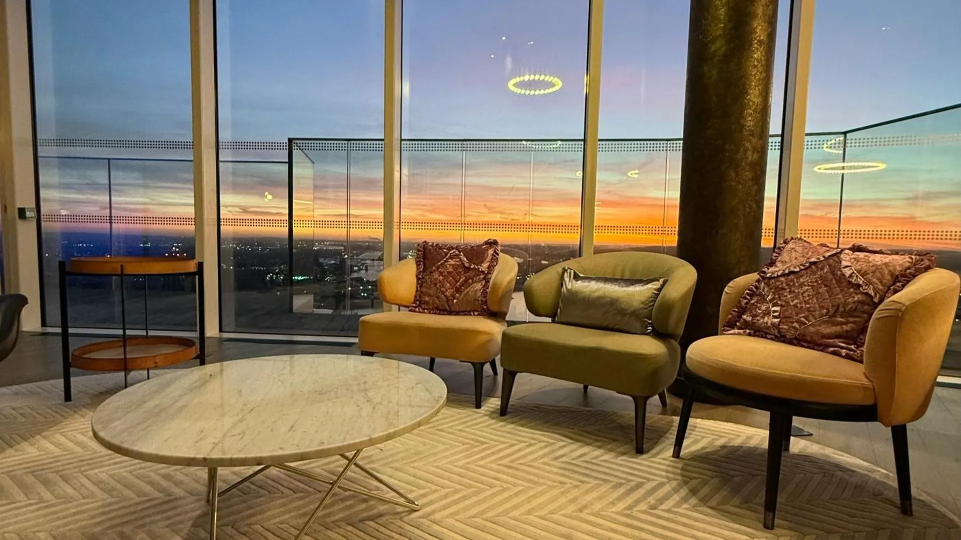 Luxury City Apartment In Canary Wharf City Centre With Private Balcony, And 360 Skyline City View London