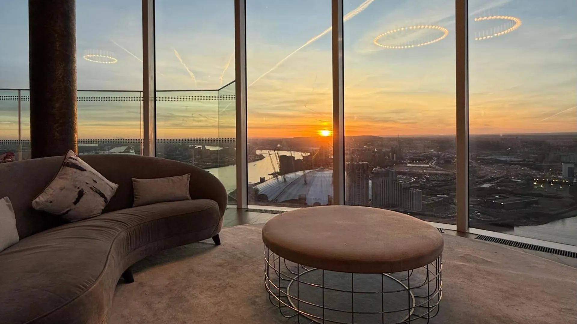 Luxury City Apartment In Canary Wharf City Centre With Private Balcony, And 360 Skyline City View London 0*,  United Kingdom