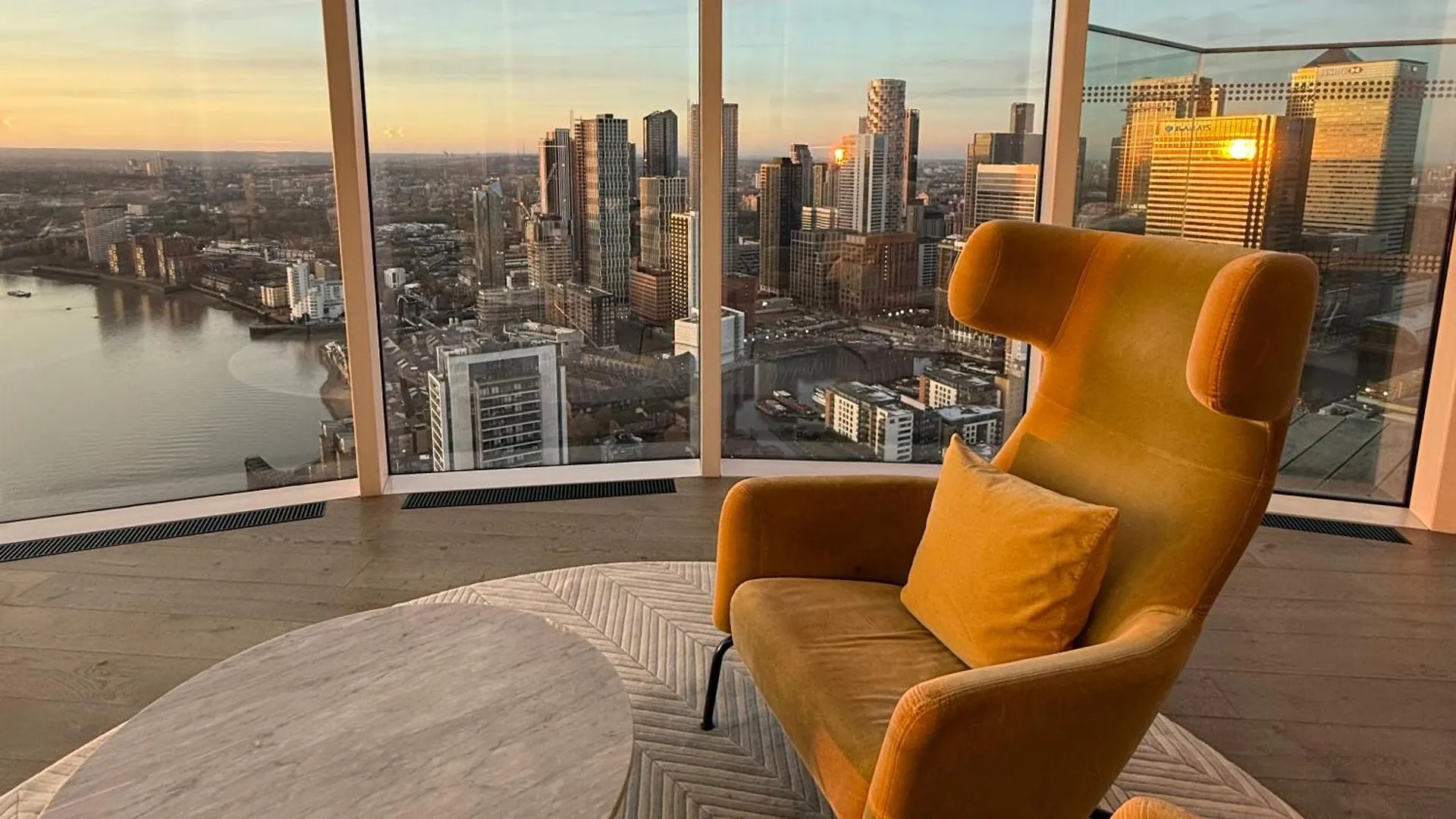 Luxury City Apartment In Canary Wharf City Centre With Private Balcony, And 360 Skyline City View London