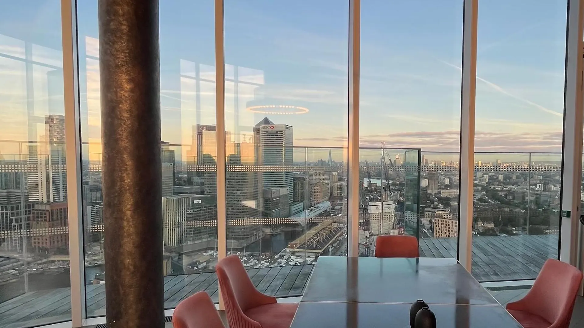 Luxury City Apartment In Canary Wharf City Centre With Private Balcony, And 360 Skyline City View London