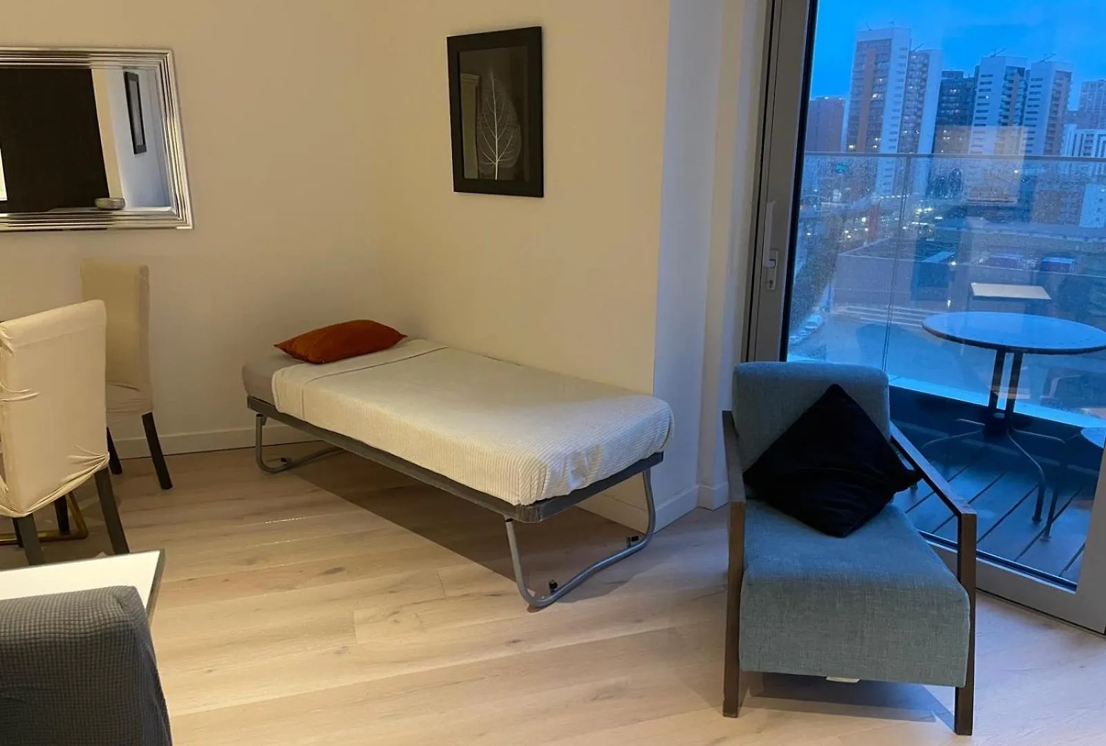 Luxury City Apartment In Canary Wharf City Centre With Private Balcony, And 360 Skyline City View London
